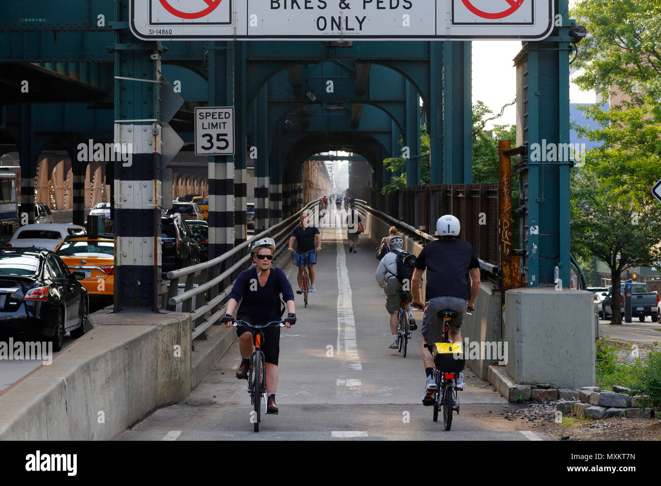 Radfahrer und Fußgänger auf der Queensboro Bridge walkway Stockfoto