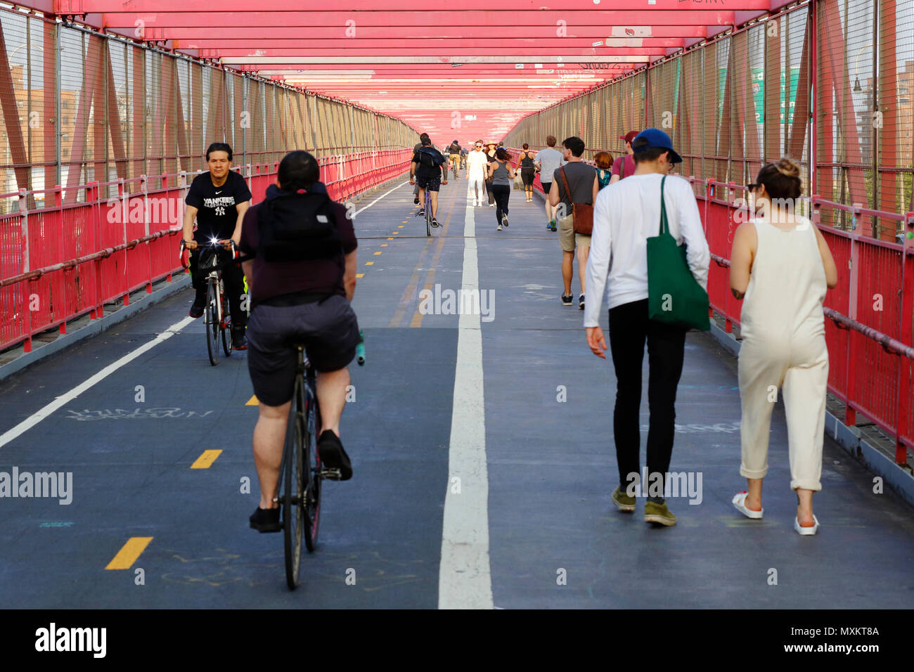 Radfahrer und Fußgänger auf die Williamsburg Bridge walkway Stockfoto