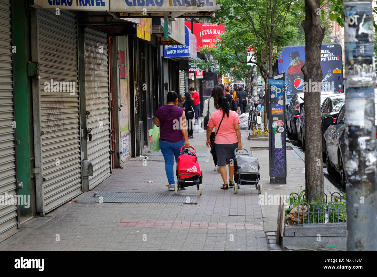 Geschlossene Läden entlang Clinton Street in der Lower East Side von Manhattan, New York, NY Stockfoto