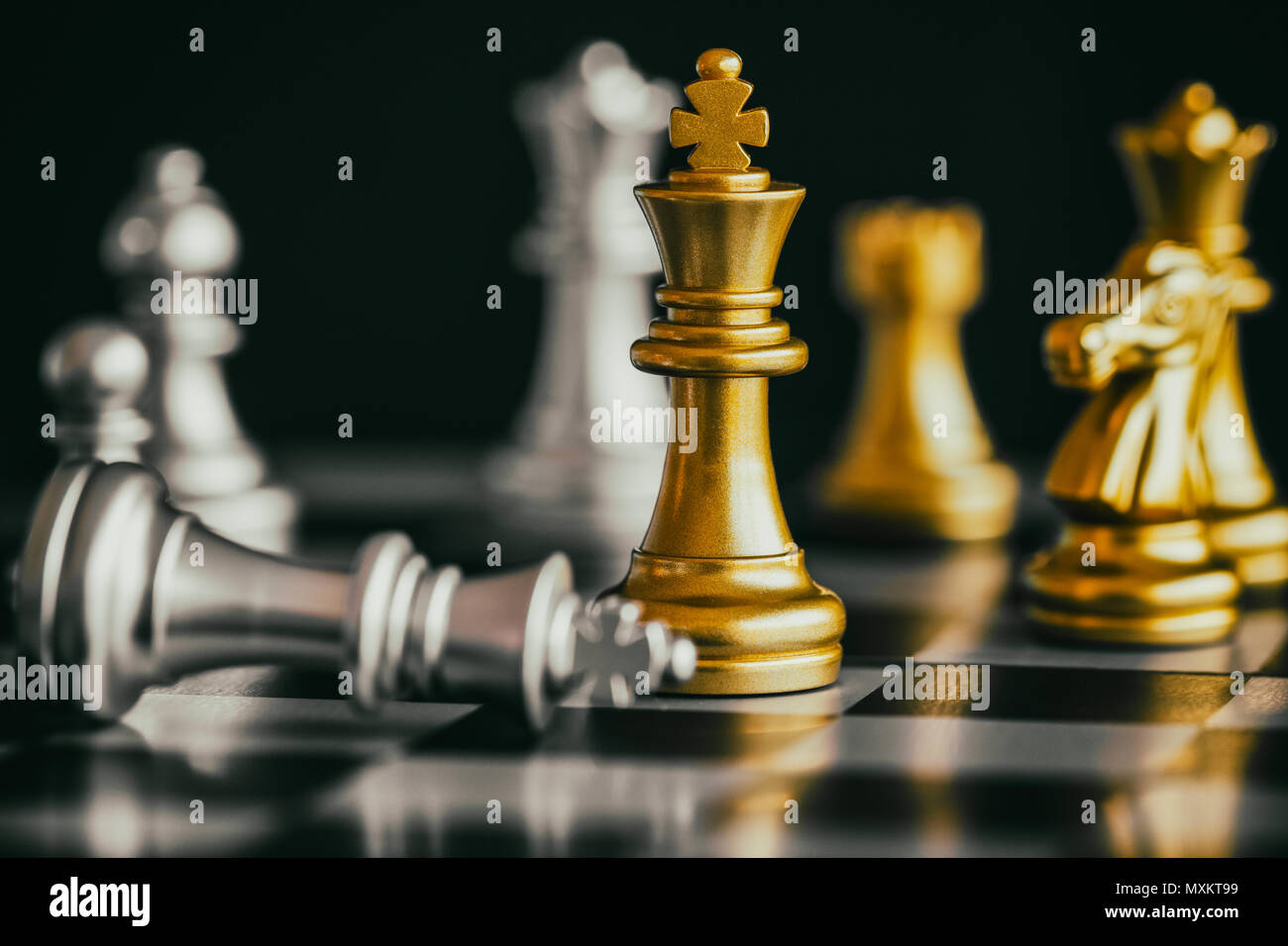 Strategie schach Schlacht Intelligenz Challenge Game am Schachbrett. Der  Erfolg der Strategie Konzept. Schach Business Leader und Erfolg Idee. Chess  Strategie Stockfotografie - Alamy