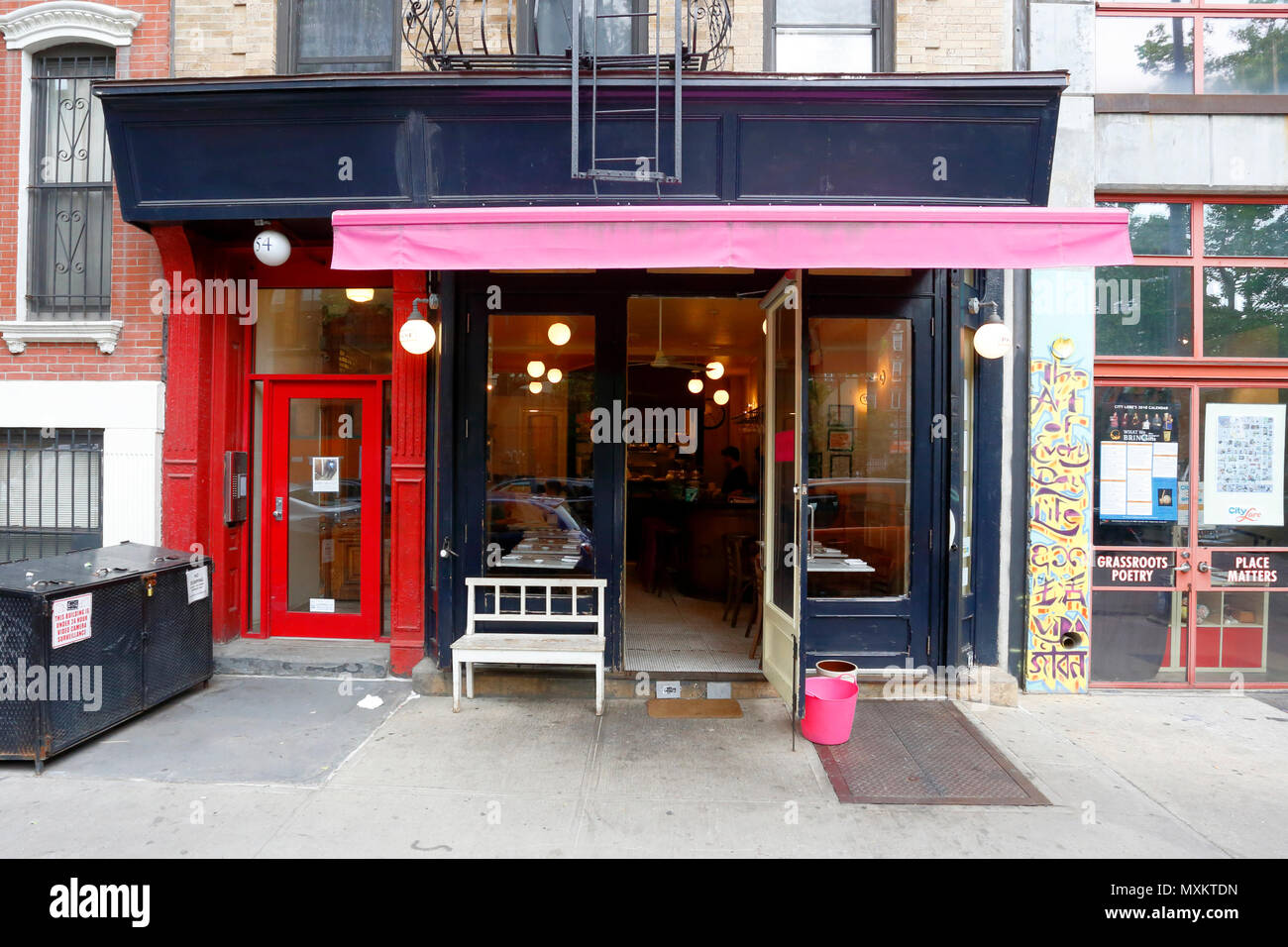 Pflaume, 54 E 1 St, New York, NY. aussen Storefront von einem Fine Dining restaurat im East Village Viertel von Manhattan. Stockfoto