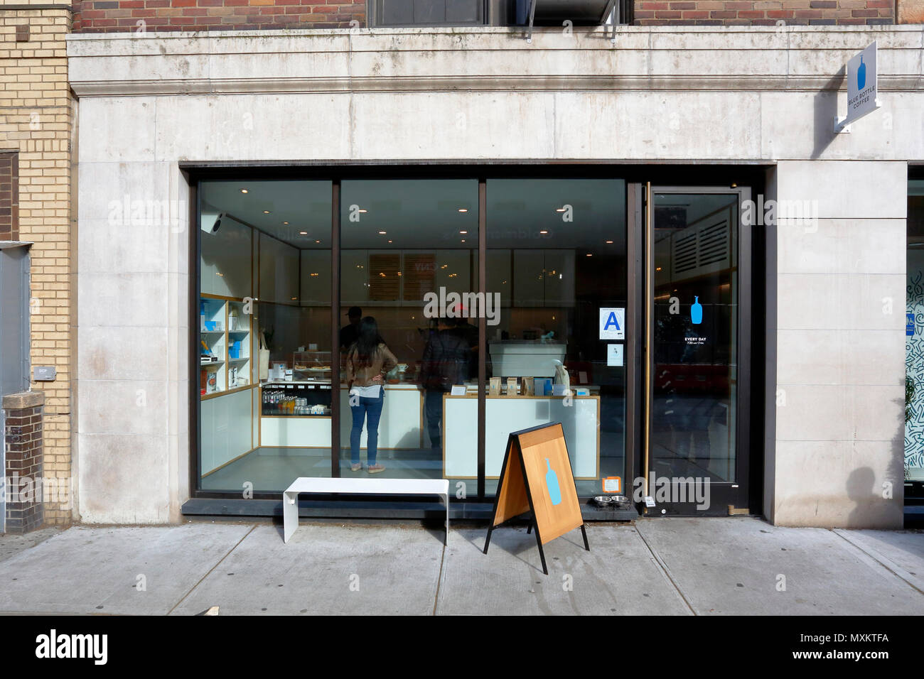 Blaue flasche Kaffee, 101 Universität Pl, New York, NY. aussen Storefront der Coffeeshop im East Village Viertel von Manhattan. Stockfoto