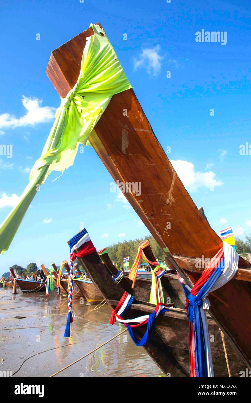 Boote im Hafen vor Anker. Krabi-Thailand Stockfoto