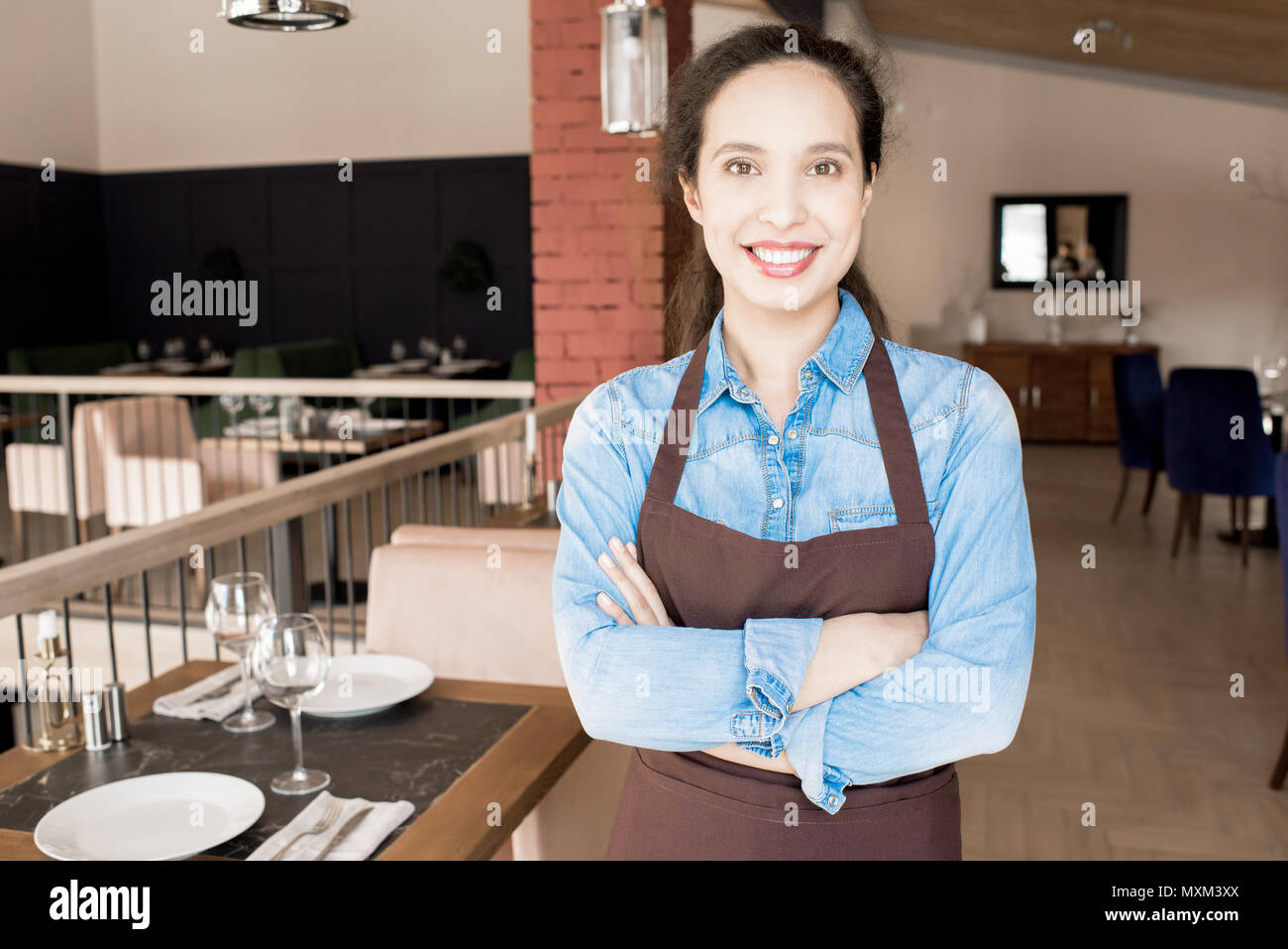 Happy selbstbewusste Frau von Service-personal Stockfoto