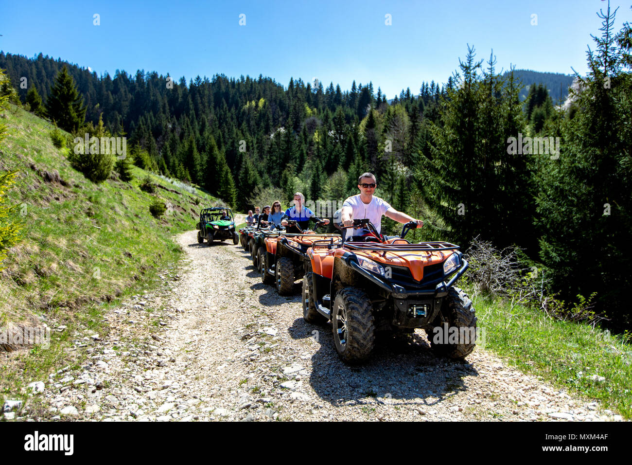 Eine Reisegruppe reist auf ATVs und UTVs auf die Berge Stockfoto