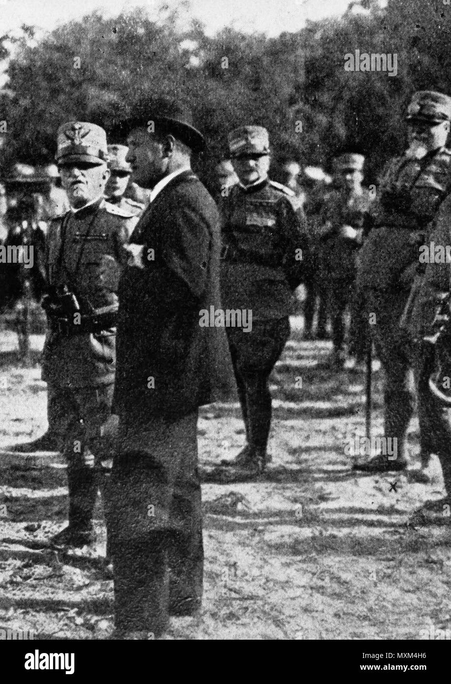 Mussolini und der König Vittorio Emanuele III. von Savoyen bei einer militärischen Manöver, 20 s Stockfoto