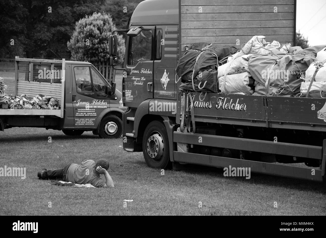 Festzelt Mitarbeiter der Firma Ausruhen nach der Northumberland County zeigen, Bywell, Northumberland Stockfoto