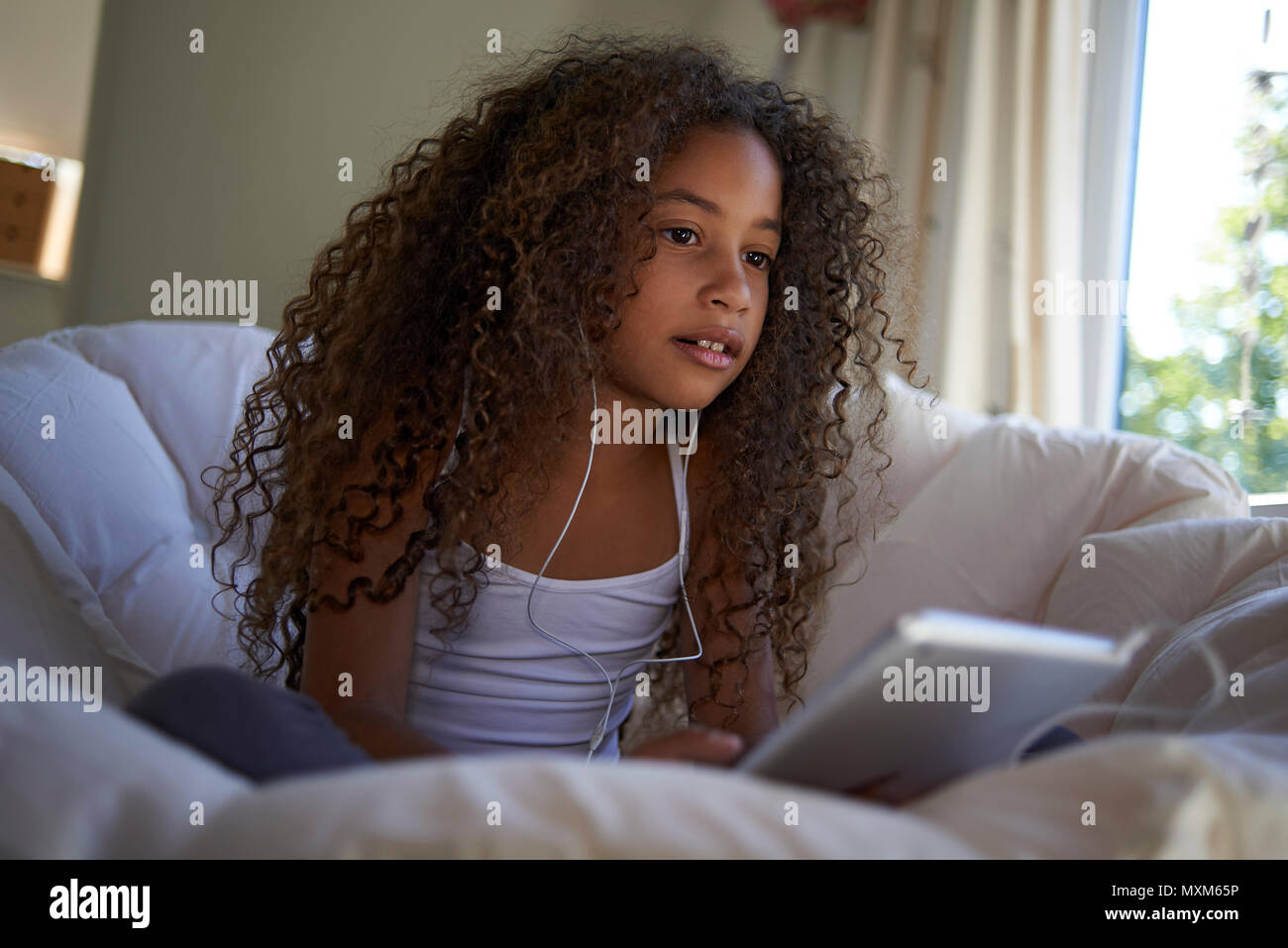 Portrait einer jungen Jugendlichen Mixed Race Mädchen mit grossen lockiges Haar an Kamera suchen Stockfoto