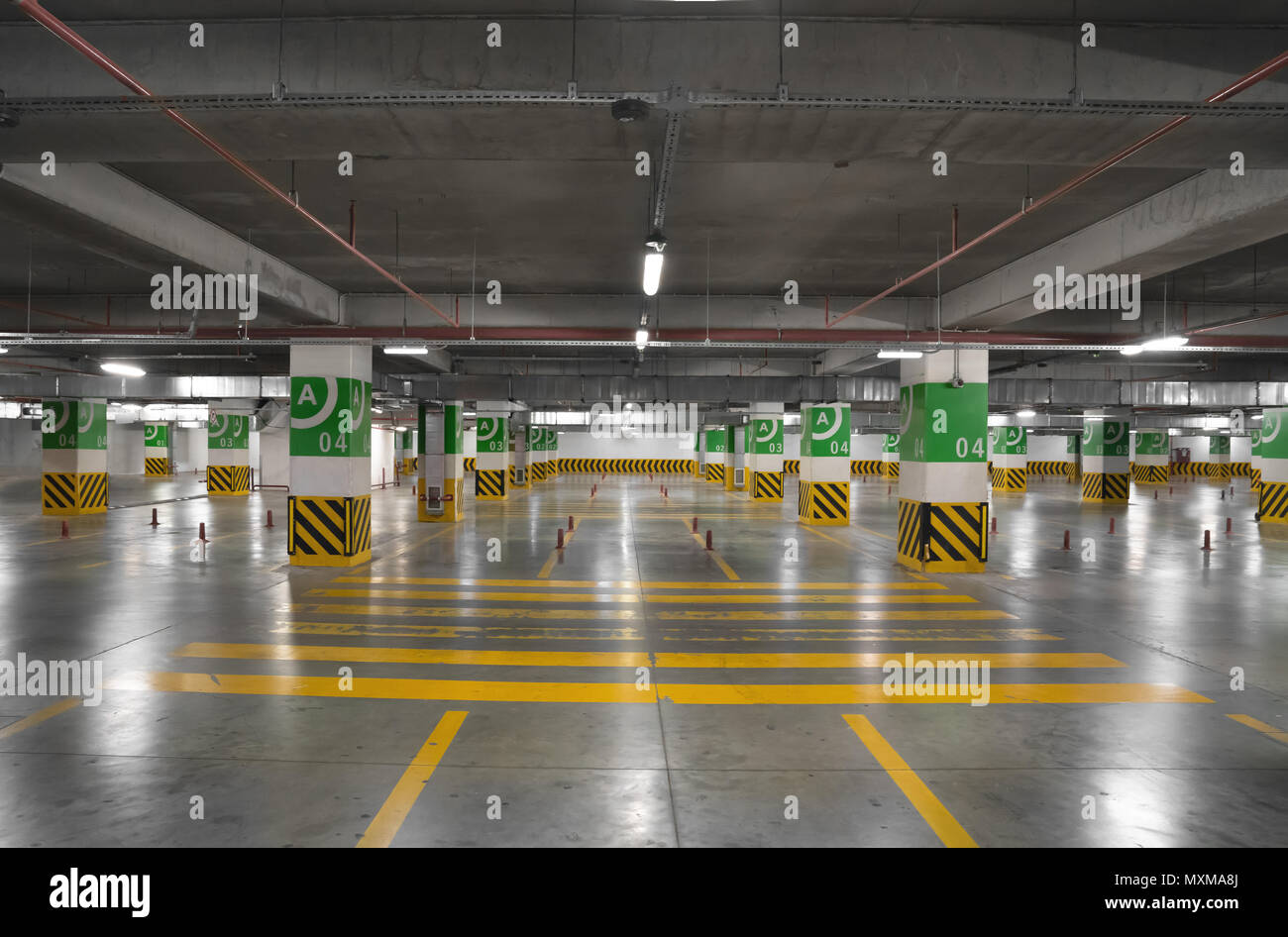 Tiefgarage mit vielen freien Plätze. Stockfoto