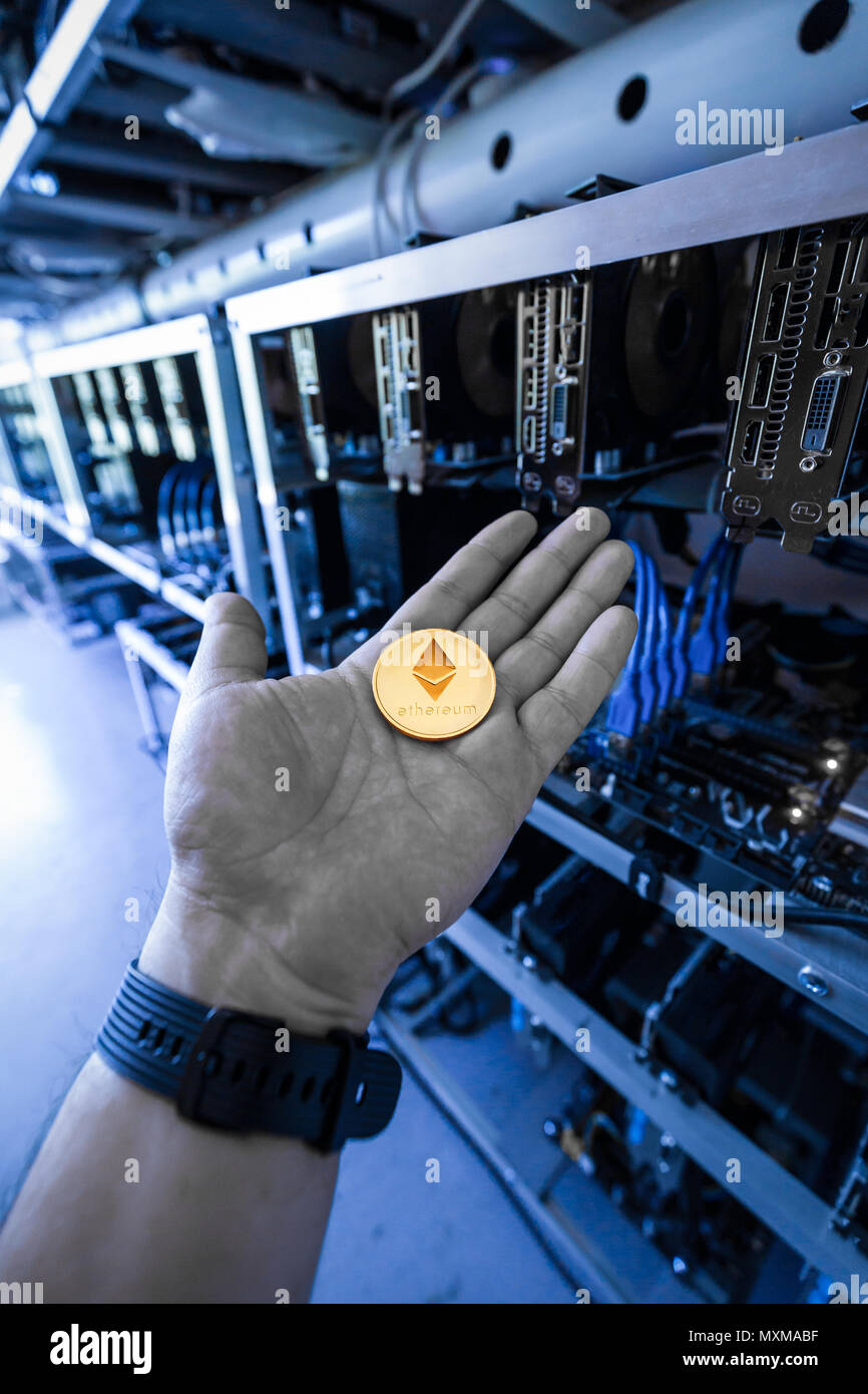 Hand, die goldene Medaille, etherium cryptocurrency Bergbau Einheit Stockfoto