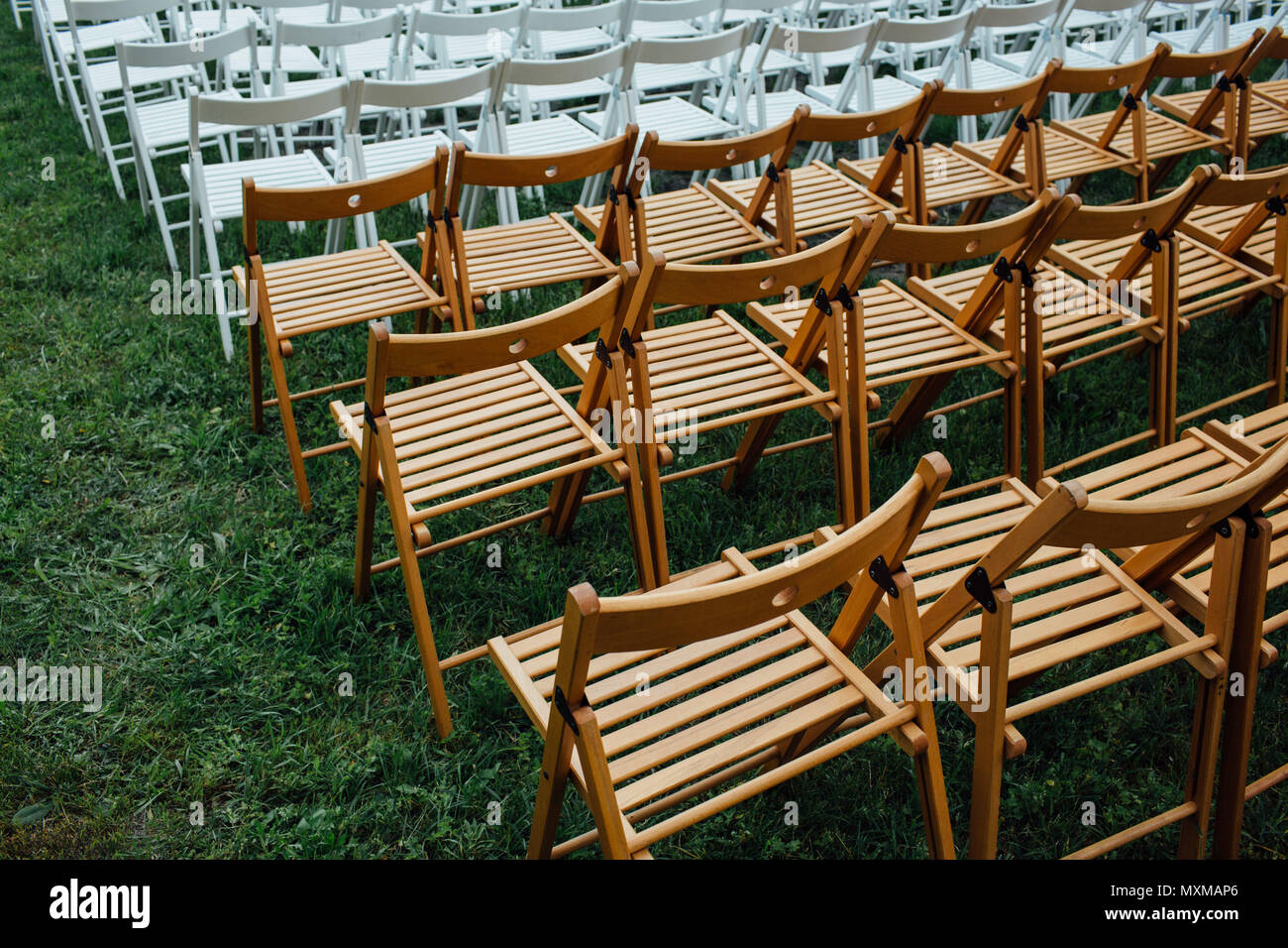 Hochzeit Stühle in einem Park Stockfoto