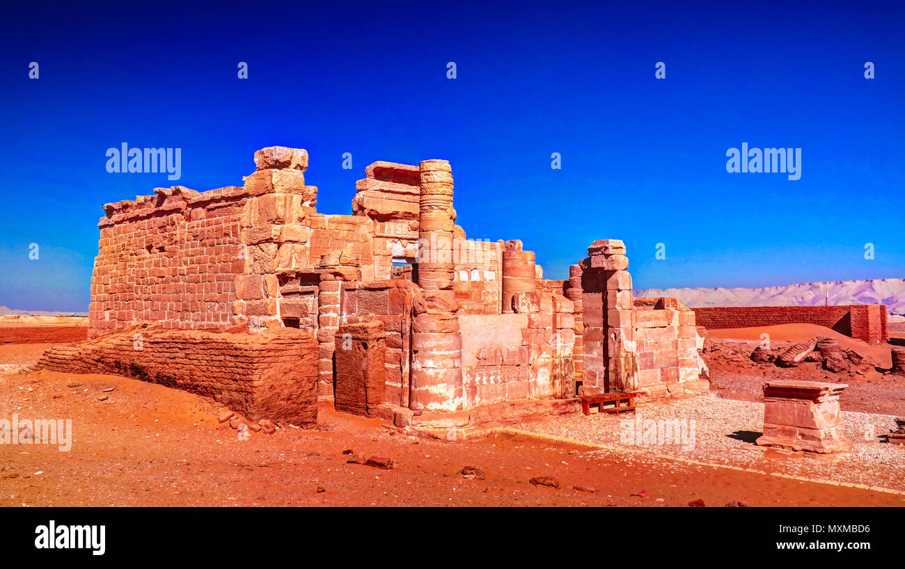Ruinen von Deir el-Haggar Tempel in Kharga, Ägypten Stockfoto