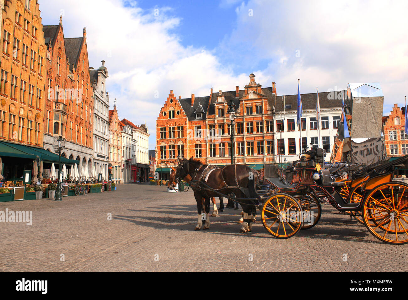 Alte Häuser und Pferdekutschen am Grote Markt, mittelalterliche Stadt Brugge, Belgien, Europa. Weltkulturerbe der UNESCO Stockfoto