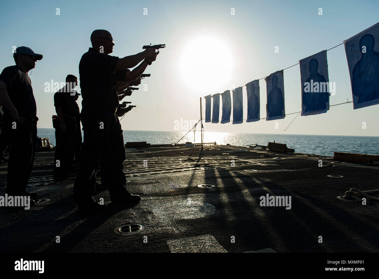 161114-N-EO 381-161 arabischen Golf (Nov. 14, 2016) Segler in den geführten zugeordnet Anti-raketen-Zerstörer USS Nitze (DDG94) Teilnahme an einem M9 Pistole Gewehr Qualifikation. Nitze, eingesetzt als Teil der Eisenhower Carrier Strike Group, unterstützt Maritime Security Operations und Theater Sicherheit Zusammenarbeit in den USA 5 Flotte Bereich der Operationen. (U.S. Marine Foto von Petty Officer 3. Klasse Casey J.Hopkins) Stockfoto