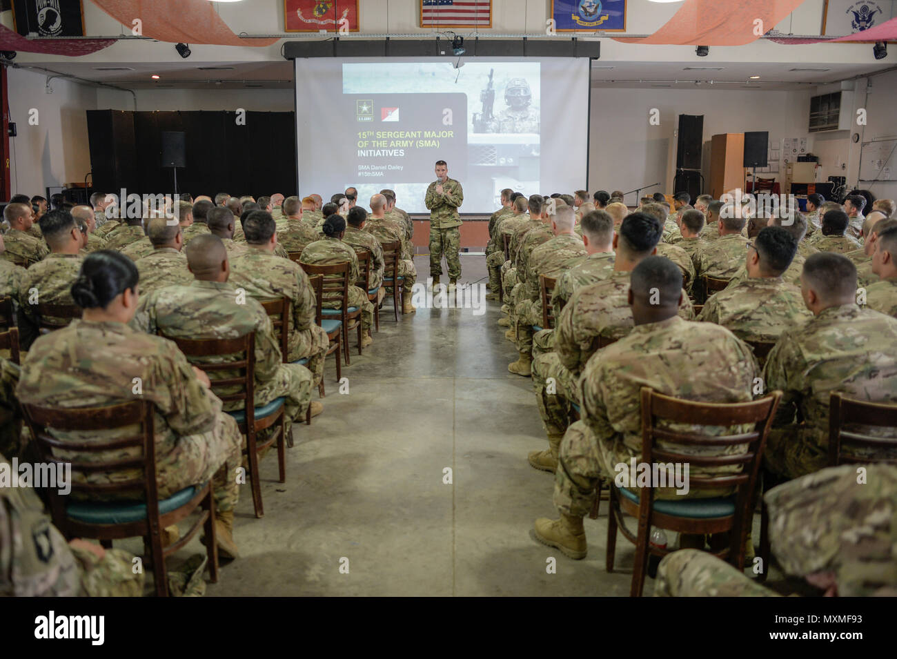 CAMP LEMONNIER, DSCHIBUTI - Sgt. Maj. der Armee Daniel Dailey Schriftsatz Soldaten zugeordnet Camp Lemonnier auf Themen und Probleme in Bezug auf den allgemeinen Status der US-Armee während eines Soldaten "Rathaus" Tagung, 07.11.20. 2016. SMA Dailey besucht Camp Lemonnier zu den eingetragenen Soldaten täglich arbeiten und leben Herausforderungen während ihrer Tour im östlichen Afrika konfrontiert besser zu verstehen. (U.S. Air National Guard Foto: Staff Sgt. Christian Jadot) Stockfoto
