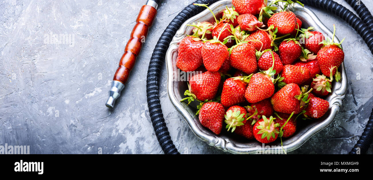 Orientalische Wasserpfeife mit dem Aroma Erdbeere Erdbeere Shisha zu entspannen. Stockfoto