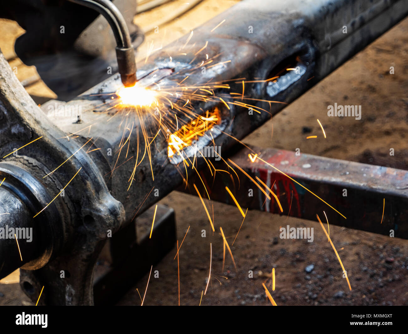 Metall Arbeiten Man Schneidet Ein Loch In Einen Stahl Stuck Mit Gas Schweissen Stockfotografie Alamy
