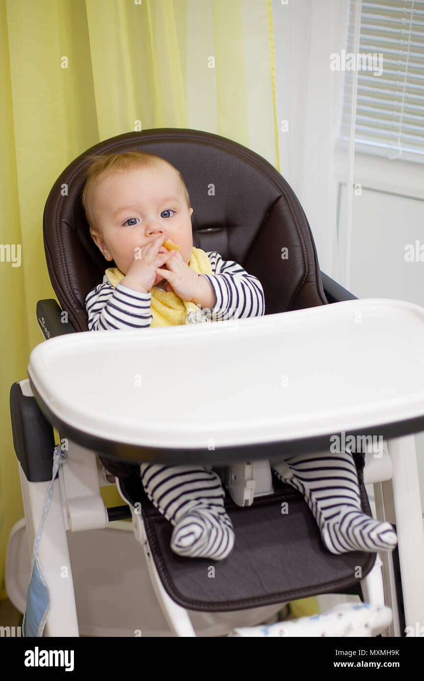 Little Baby Boy In Chair Sitzen Zum Futtern Und Essen Besondere
