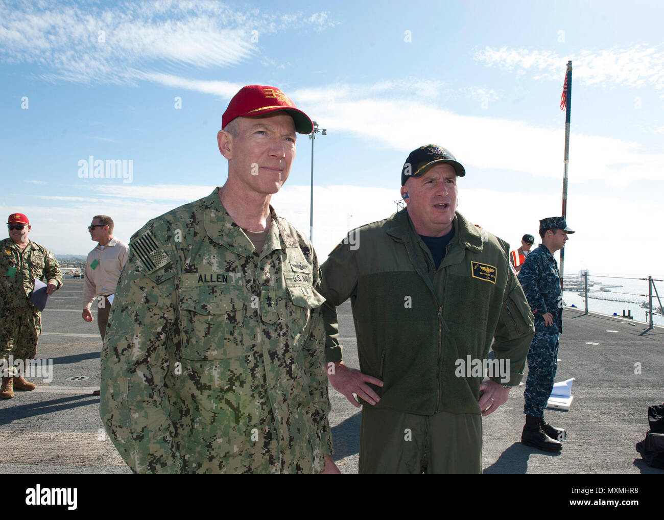 161116-N-FG 333-098 SAN DIEGO (Nov. 16, 2016) der hinteren Adm. Russell Allen, der stellvertretende Kommandeur der US-amerikanischen 3-Flotte, und Kapitän Michael Ruth, Kommandierender Offizier der Amphibisches Schiff USS Boxer (LHD4), übung Zitadelle training Schützen diskutieren, auf dem Flugdeck. Boxer ist derzeit pierside Vorbereitung für eine geplante Wartung Verfügbarkeit. (U.S. Marine Foto von Seaman David Ortiz/Freigegeben) Stockfoto