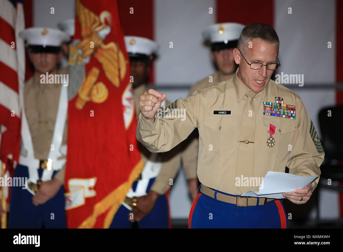 Die ausgehenden 9. Bezirk Marine Corps Sergeant Major, Sgt. Maj. John S. Hawes, Adressen service Mitglieder, Familien und Freunde nach seiner Pensionierung Zeremonie an Bord der Naval Station Great Lakes, Illinois, am Nov. 18, 2016. Hawes trug in der United States Marine Corps am 8. Juli 1986, und es hat nach 30 Jahren des engagierten Damen und Herren Service zurückgezogen. (U.S. Marine Corps Foto von Cpl. Zachery Martin/Freigegeben) Stockfoto