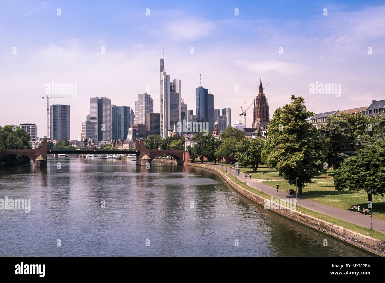Die moderne Architektur und die Skyline der Stadt entlang der Ufer des Flusses Main, Frankfurt am Main, Hessen, Darmstadt, Deutschland Stockfoto