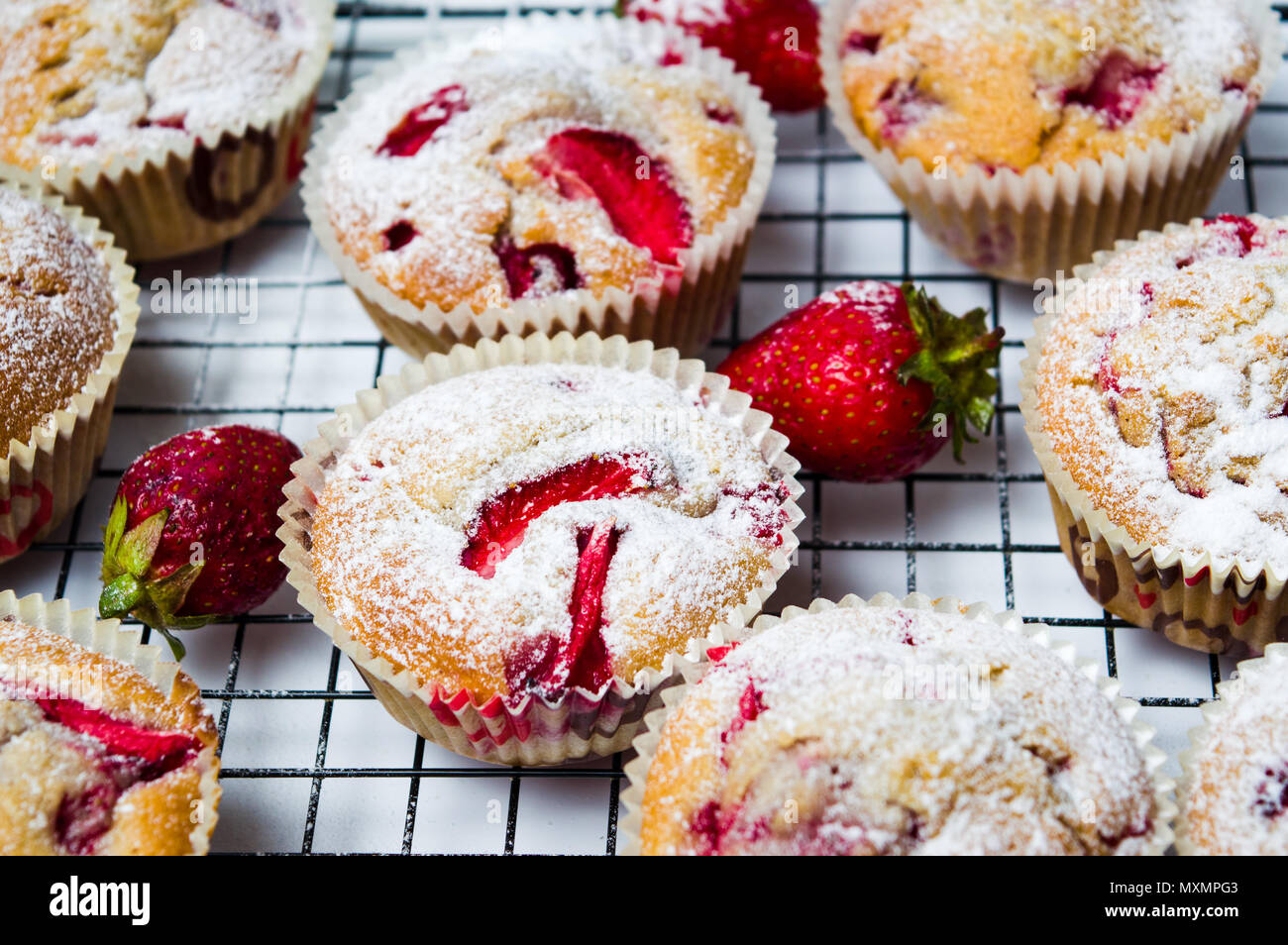 Selbstgemachte Erdbeer Frucht Muffins mit Zucker bedeckt Stockfoto