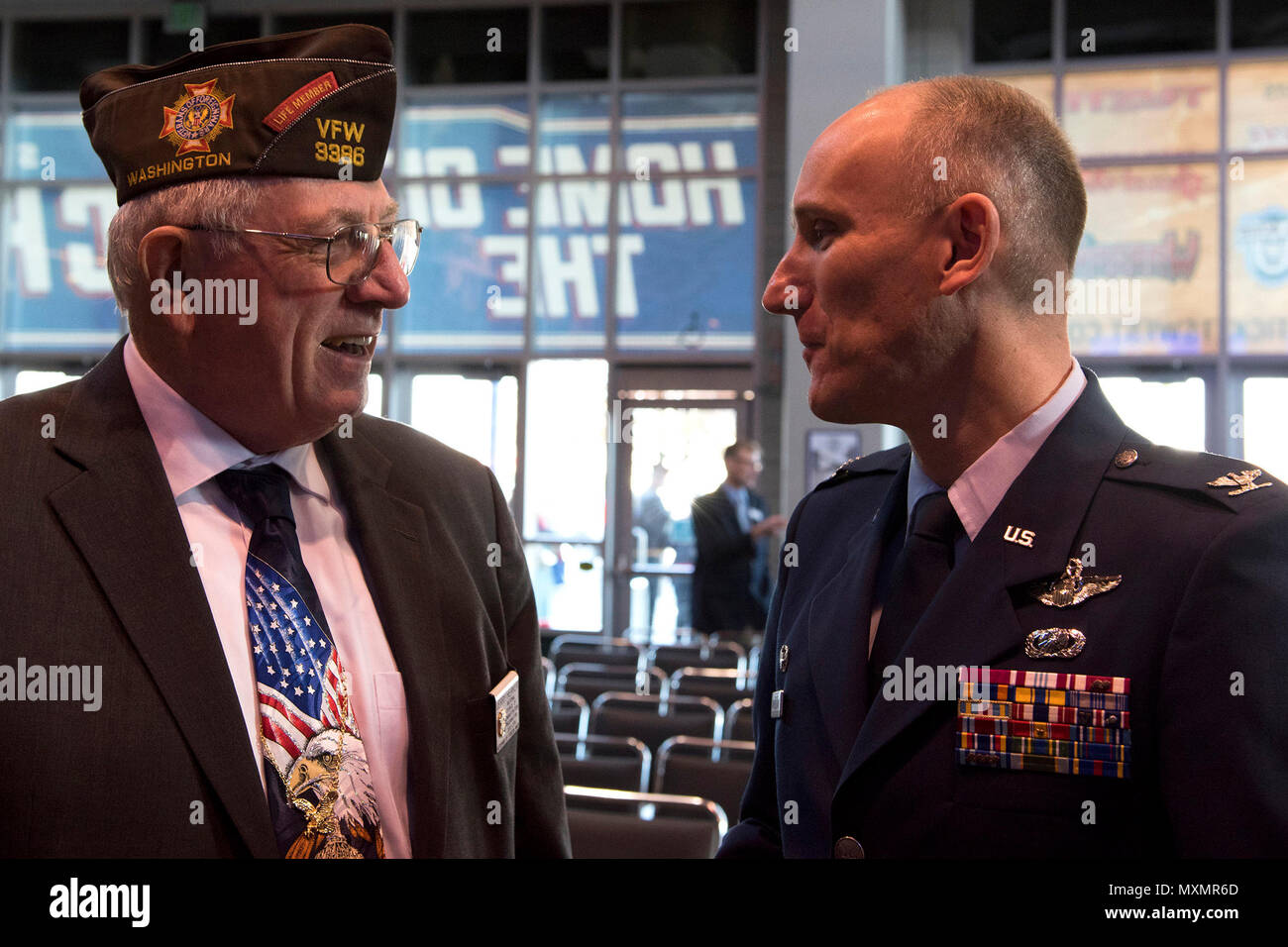 Oberst Ryan Samuelson, 92nd Air Refuelling Wing Commander, spricht mit Jerry Herker, Kriegsveteranen Post 51 Commander, während eines Veterans Day Zeremonie Nov.11, 2016, an der Spokane Arena. Samuelson sprach mit lokalen Veteranen und Hinterbliebene von Soldaten, die in der Linie der Aufgabe getötet. (U.S. Air Force Foto/Airman 1st Class Ryan Lakai) Stockfoto