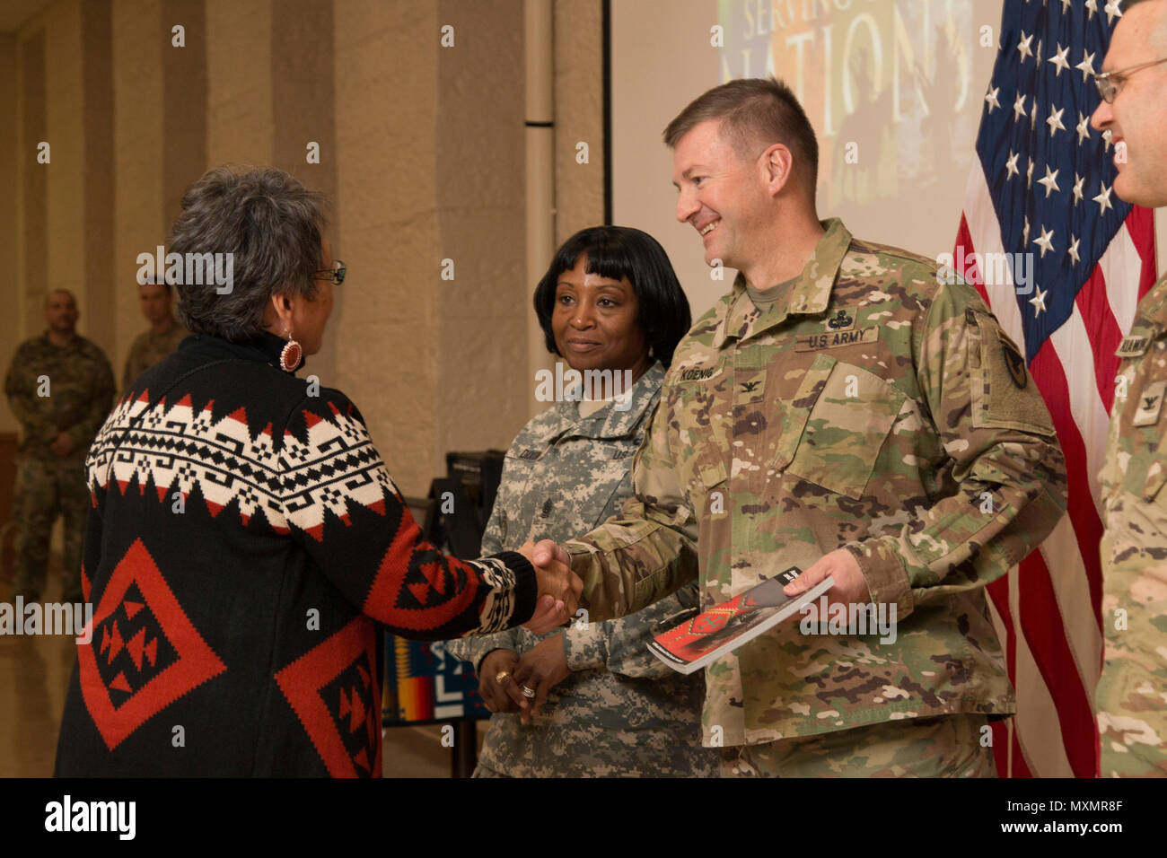 Pensionierte Maj. Jo Ann Schedler, Mitglied der Mohikaner Nation, präsentiert Armeeführer Kopien von Buch des National Park Service, Indianern und dem Bürgerkrieg, an eine Native American Indian Heritage Monat Einhaltung in Rock Island Arsenal, Illinois, November 21, 2016. Schedler trug ein Kapitel Wisconsin Native Americans diskutieren zum Buch. (Foto: Staff Sgt. Ian M. Kummer, Erste Armee Public Affairs) Stockfoto