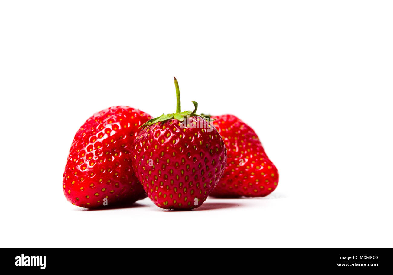 Frische Erdbeeren auf weißem Hintergrund isoliert Stockfoto