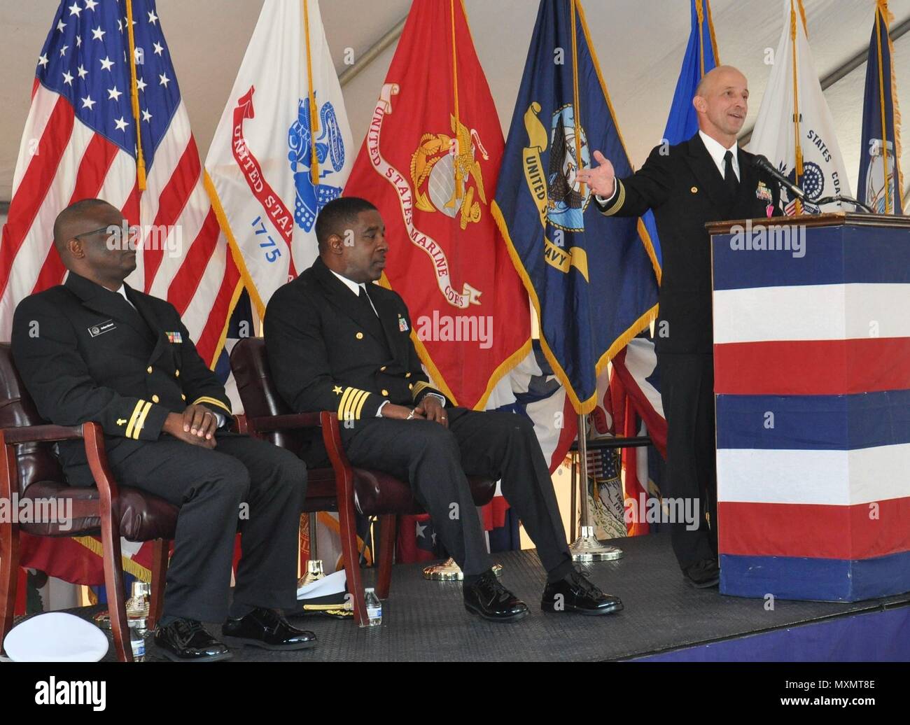 DAHLGREN, Va (Nov. 18, 2016) - Kapitän Brian Durant, ausgehende Naval Surface Warfare Center Dahlgren Division (NSWCDD) kommandierender Offizier - Rede auf der NSWCDD Ändern des Befehls Zeremonie auf dem Test Range gun Line mit Blick auf den Potomac River statt - durch die Männer und Frauen der Befehl für ihre harte Arbeit und ihren Leistungen. Von links nach rechts: Leutnant Josua Okwori, Naval Support Activity Süden Potomac Befehl Kaplan, Kapitän Godfrey Weekes, eingehende NSWCDD kommandierenden Offizier, und Durant links. (U.S. Marine Foto von Andrew Revelos/Freigegeben) Stockfoto