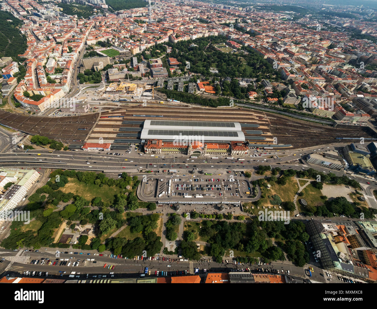 Luftaufnahme auf Prag Hauptbahnhof Hlavni Nadrazi, den größten und verkehrsreichsten Bahnhof 1871 eröffnet in Prag, Tschechische Republik. Anzeigen von Stockfoto