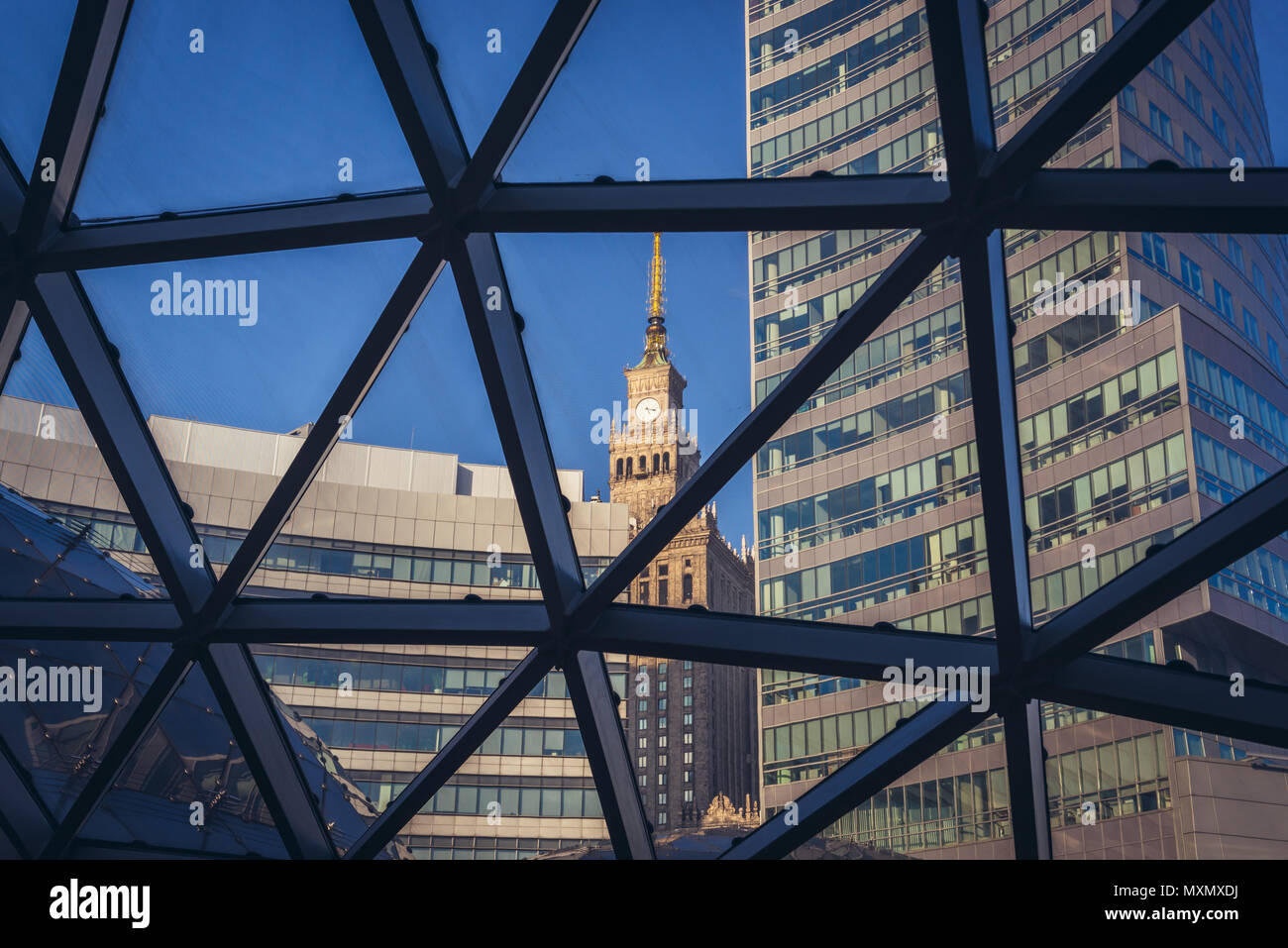 Palast der Kultur und Wissenschaft durch das Glasdach des Goldenen Terrassen shopping Center in Warschau, Polen Stockfoto