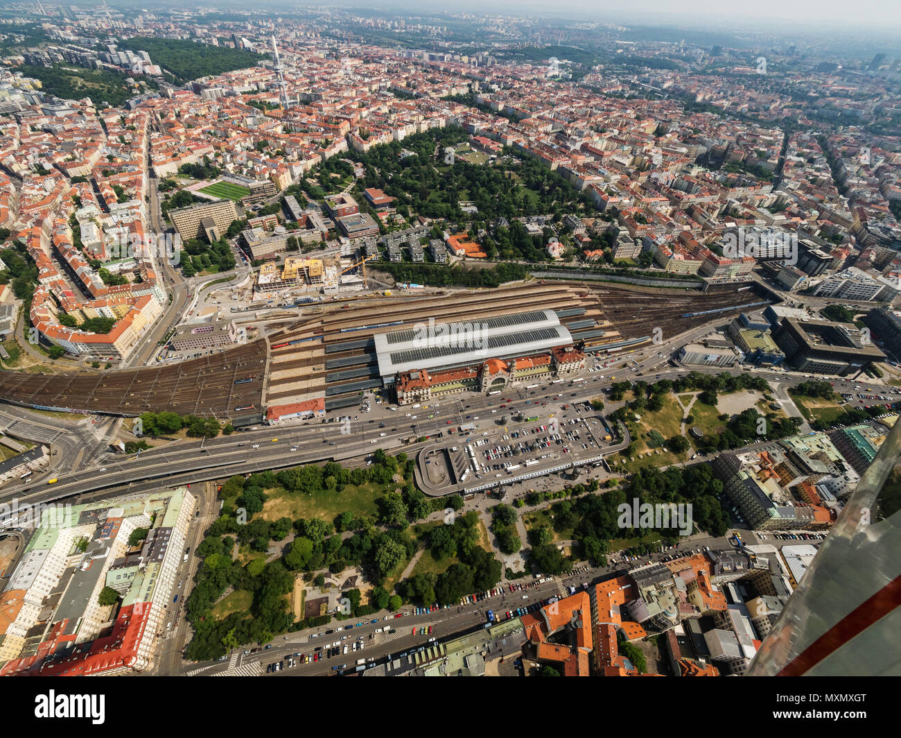 Luftaufnahme auf Prag Hauptbahnhof Hlavni Nadrazi, den größten und verkehrsreichsten Bahnhof 1871 eröffnet in Prag, Tschechische Republik. Anzeigen von Stockfoto