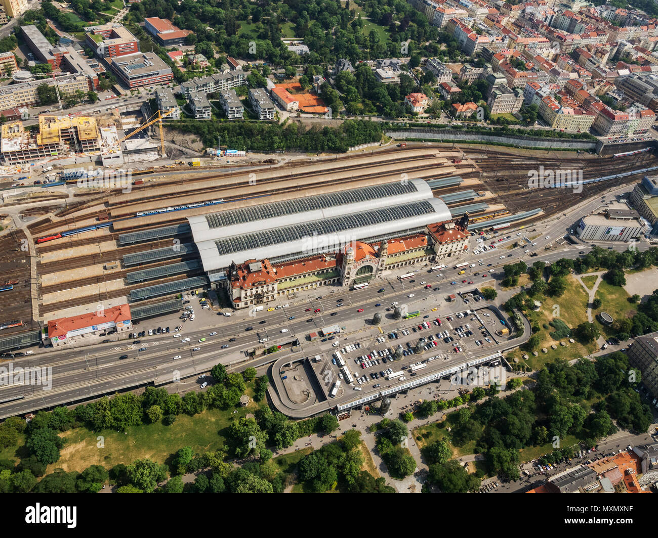 Luftaufnahme auf Prag Hauptbahnhof Hlavni Nadrazi, den größten und verkehrsreichsten Bahnhof 1871 eröffnet in Prag, Tschechische Republik. Anzeigen von Stockfoto