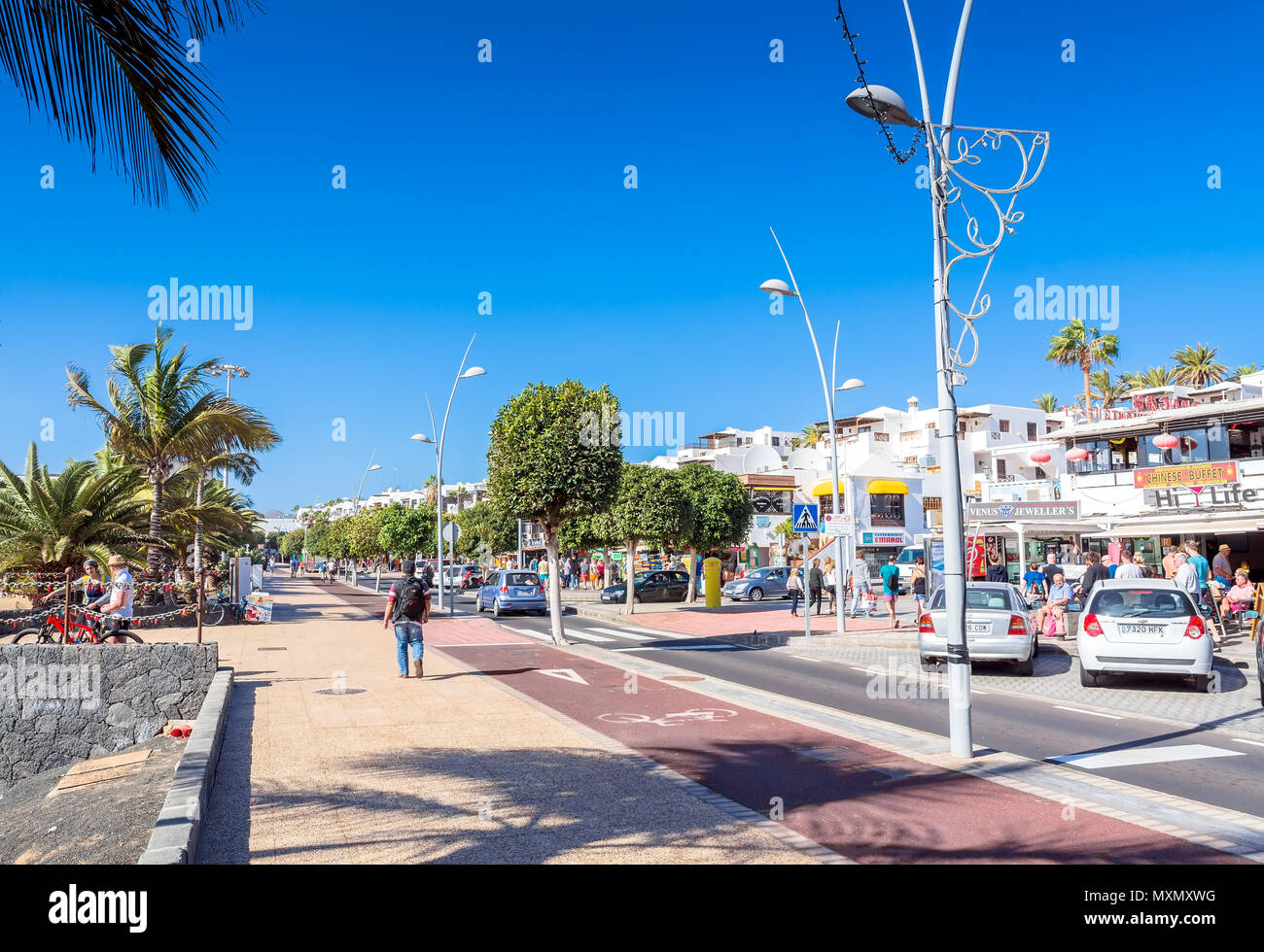 Puerto del Carmen, Spanien - 24. Dezember 2016: die Avenida de las Playas street view mit Touristen in Puerto del Carmen, Spanien. Avenida de las Playas ist 7. Stockfoto