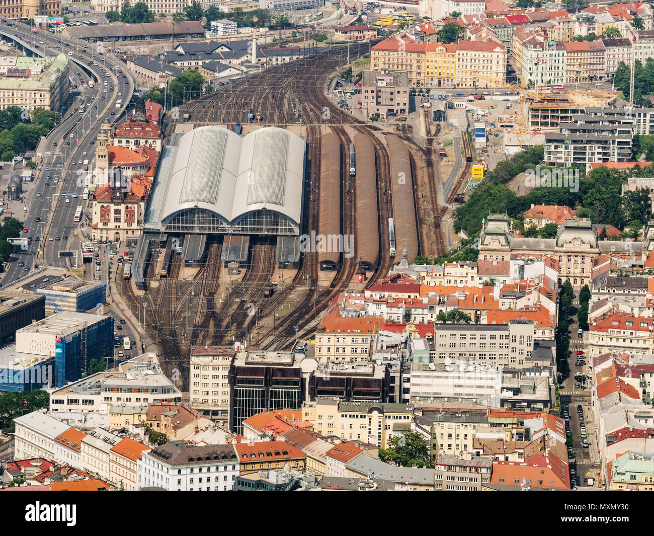 PRAGUE, CZE - Mai, 19, 2018. Luftaufnahme auf Prag Hauptbahnhof Hlavni Nadrazi, den größten und verkehrsreichsten Bahnhof 1871 eröffnet in Prag Stockfoto