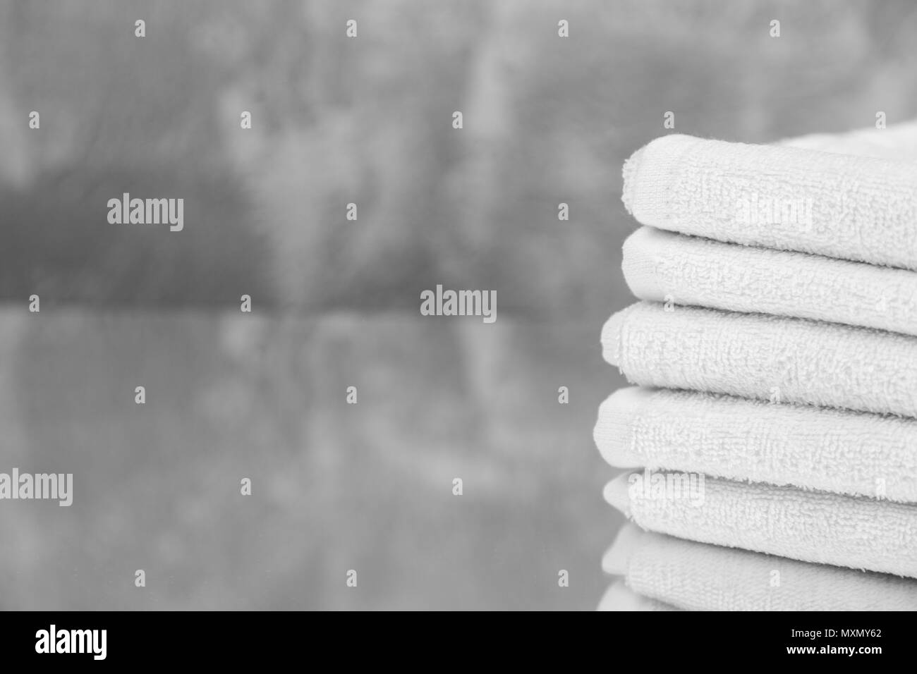 Stapel der trockene, saubere, weiße Handtücher Stockfoto