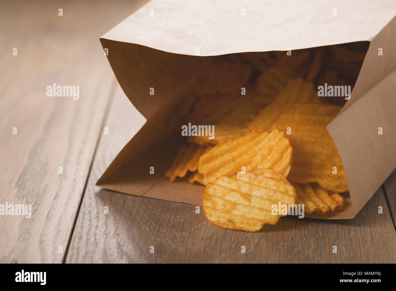 Rippled Kartoffelchips in Papiertüte Stockfoto