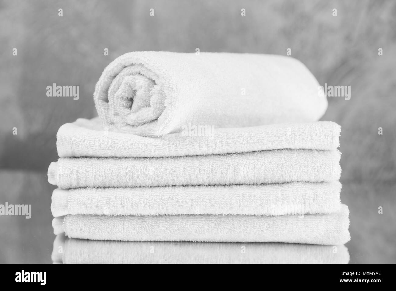 Stapel der trockene, saubere, weiße Handtücher Stockfoto
