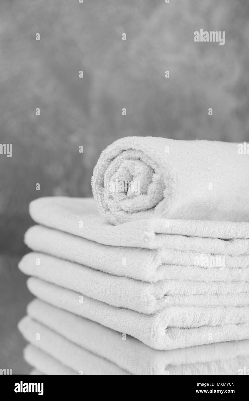 Stapel der trockene, saubere, weiße Handtücher Stockfoto