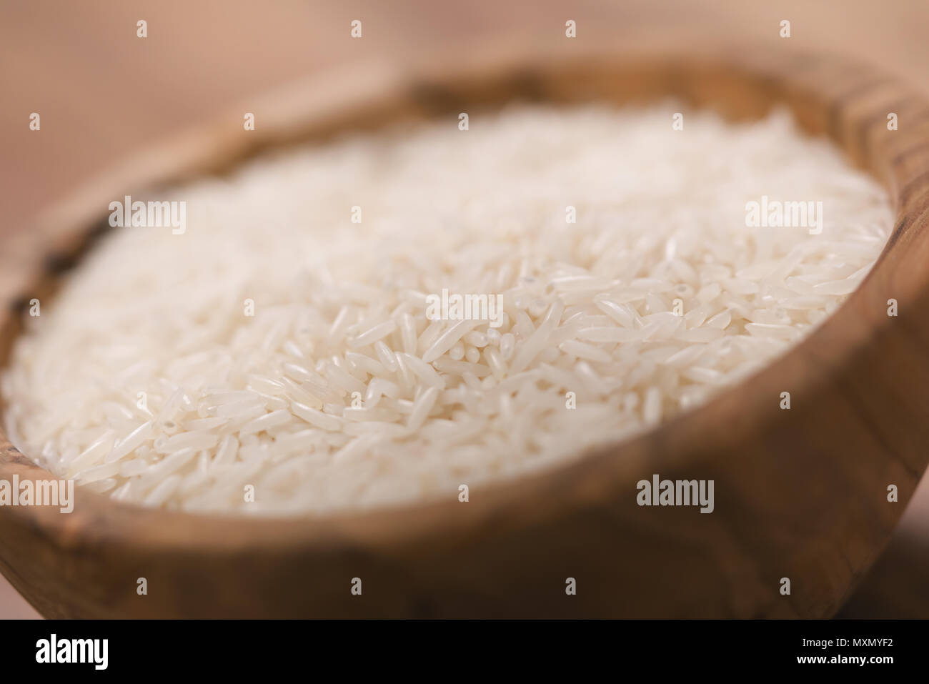 Trocken Reis in Holz Schüssel Stockfoto