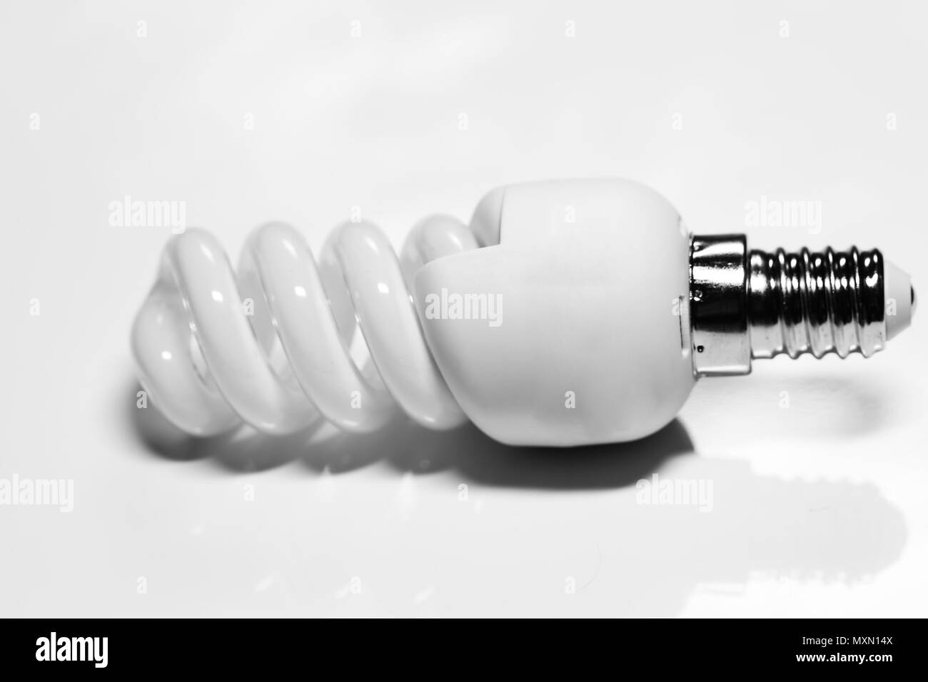 Weißes Licht Energiesparlampe Konzept von Ökonomie und Ökologie Stockfoto