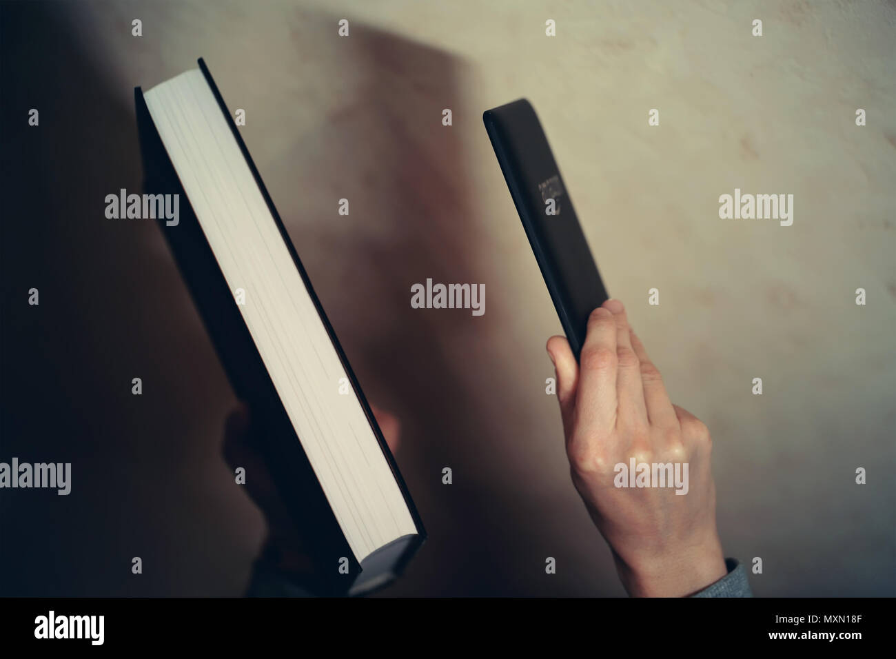 Große schwere Buch aus Papier und kleine E-Book-Reader oder e-Reader Stockfoto