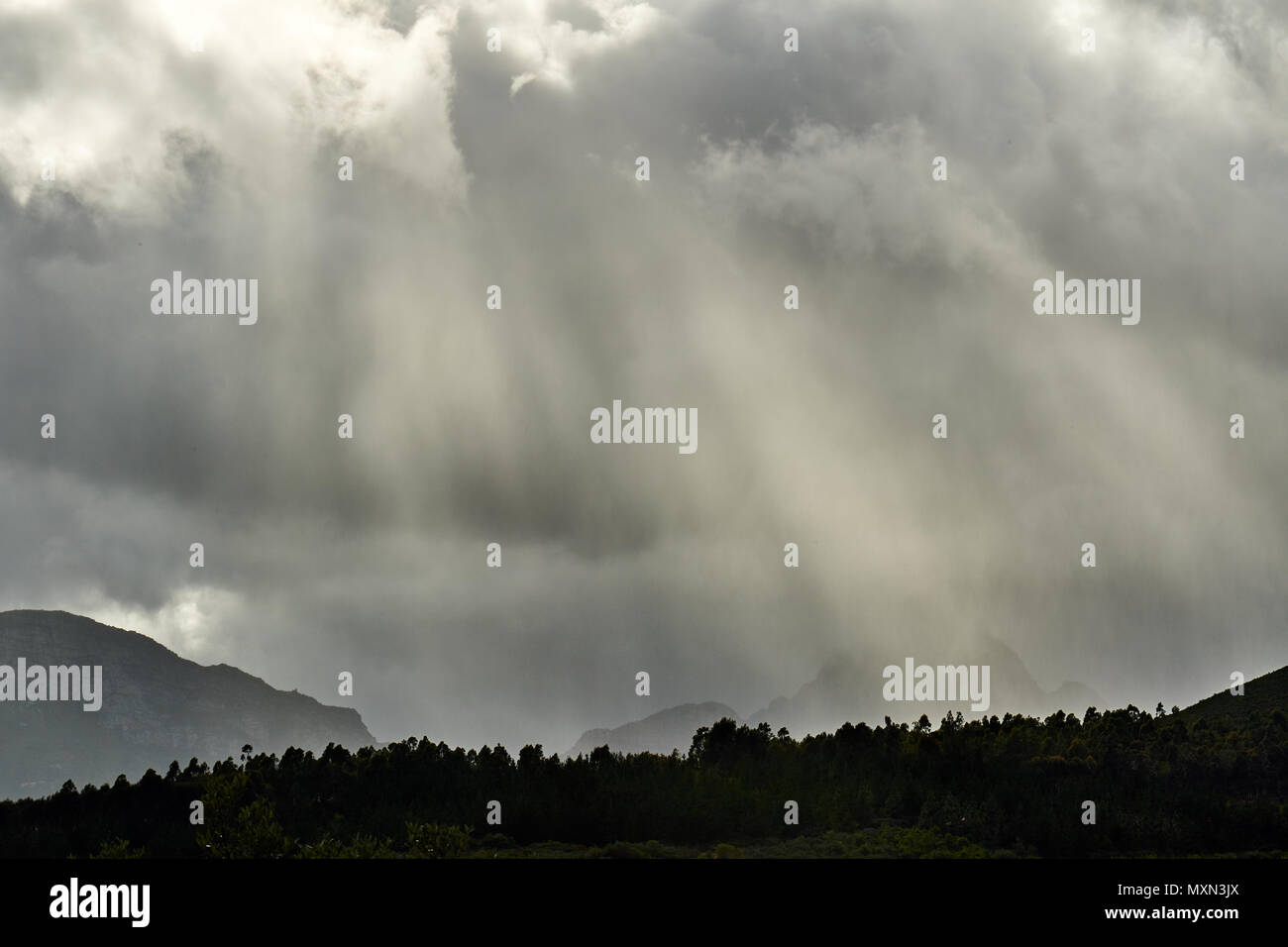 Sonnenlicht durch Wolken in Simonsberg Stellenbosch Berge Stockfoto