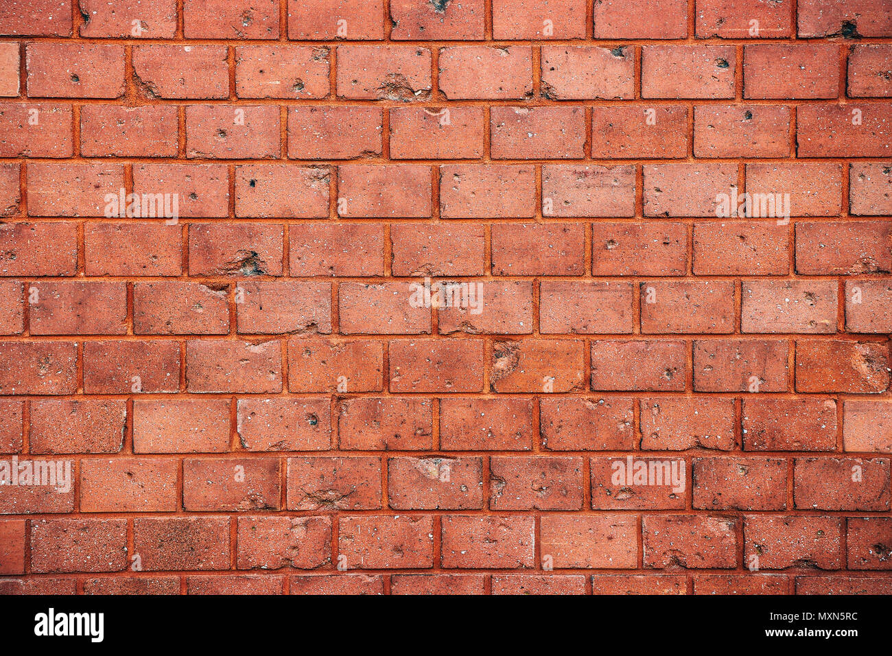 Alte und verwitterte Grunge Red brick wall Textur Hintergrund mit Löchern und Rissen. Stockfoto