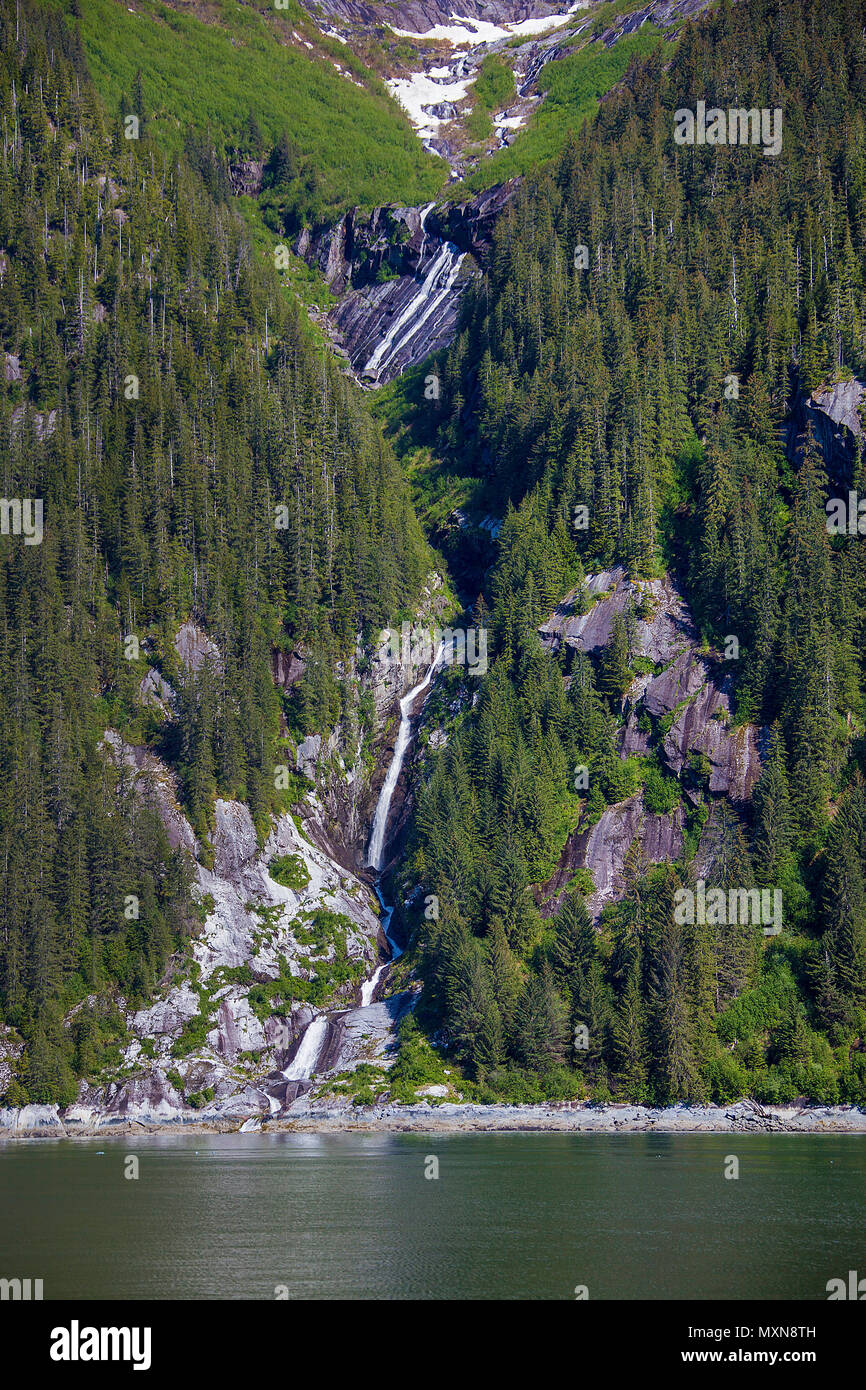 Hohenwestedt bin Tracy Arm Fjord, Alaska, Nordpazifik, USA | Wasserfall bei Tracy Arm Fjord, in Alaska, North Pacific, USA Stockfoto