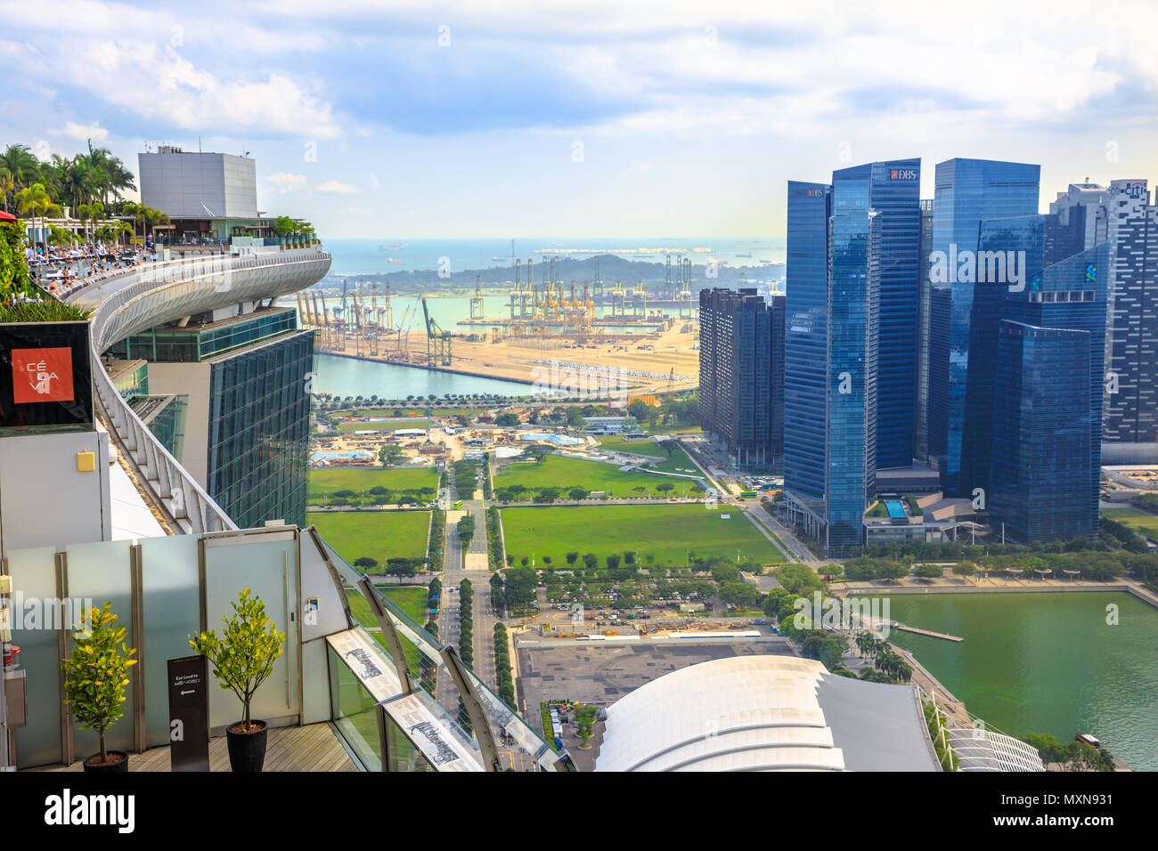 Singapur - Mai 3, 2018: skypark Aussichtsplattform an der Marina Bay Sands Hotel mit Blick auf den randlosen Pool, Singapurs höchsten Pool auf dem Dach und Central Business District Skyline. Luftaufnahme. Stockfoto