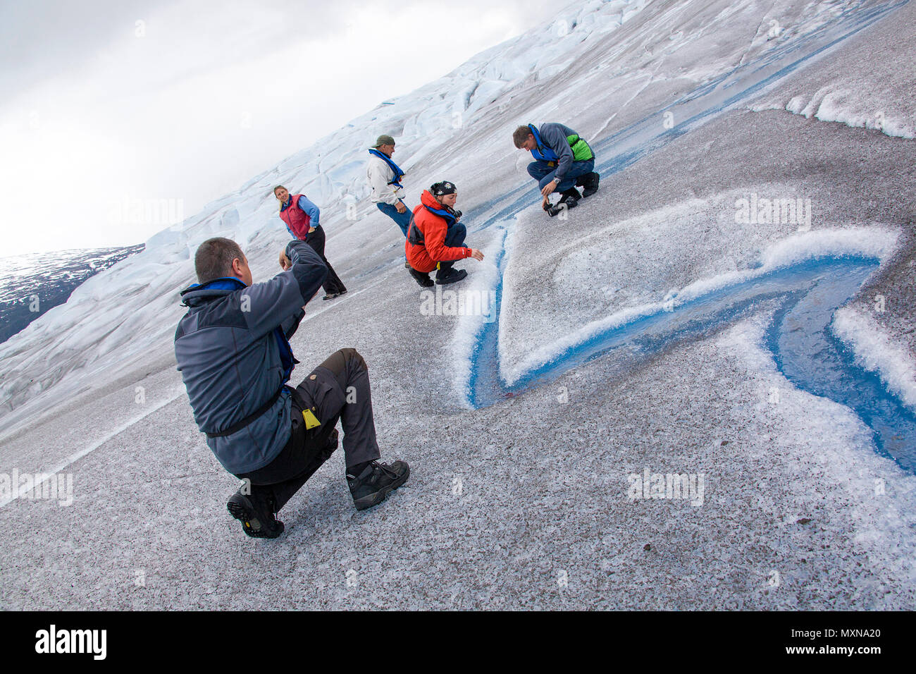 Touristen eine einer Gletscherspalte, Juneau Icefield, Mendenhall-Gletscher, Juneau, Alaska, Nordpazifik, USA | Touristen in eine Gletscherspalte, Juneau Icefield, Stockfoto