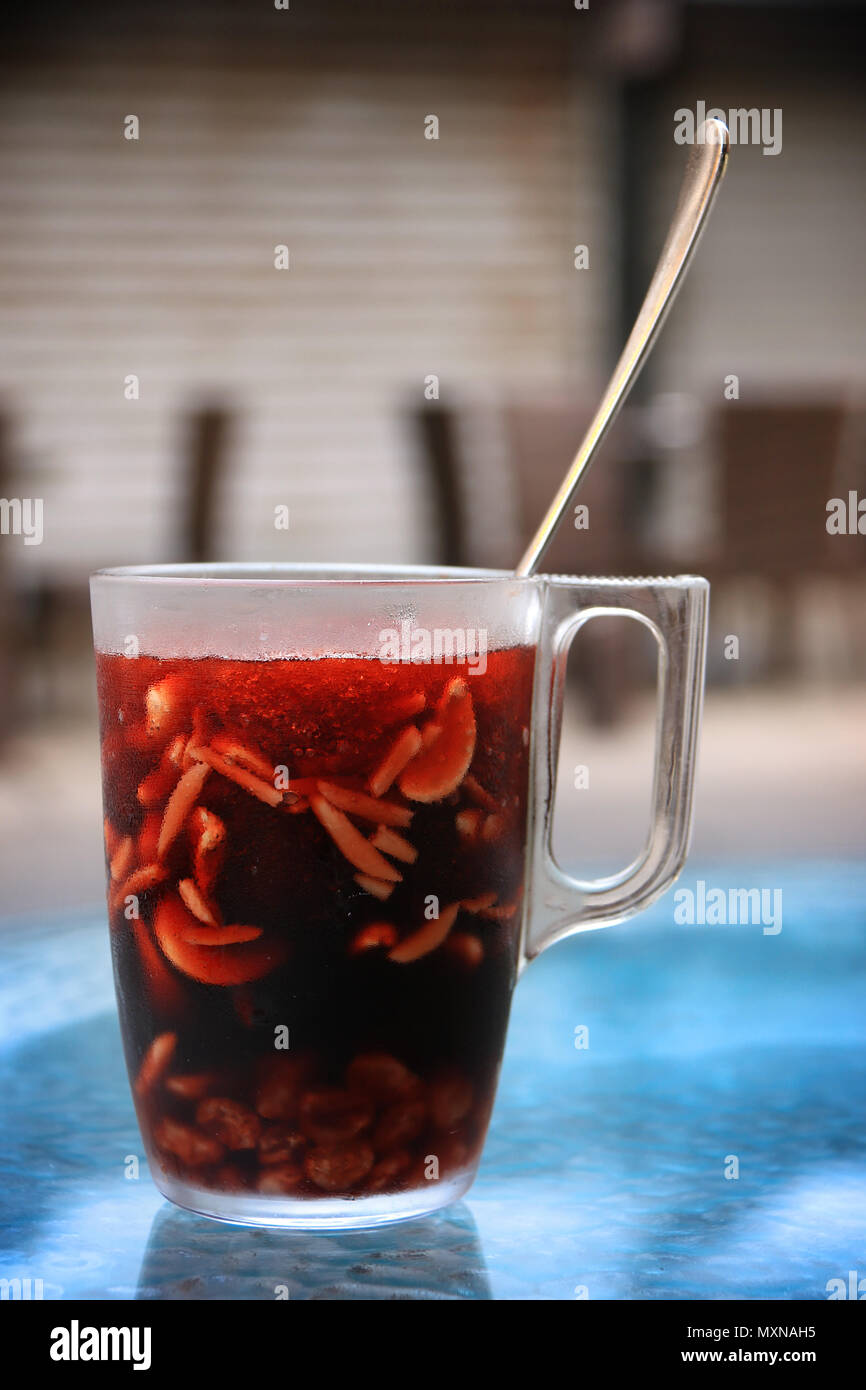 Jallab ist beliebt während des Ramadan. der Trauben, Johannisbrot Melasse,  Termine und Rosenwasser. Es ist in Wasser mit zerstoßenem Eis, Nüsse  verdünnt, und Rosinen Stockfotografie - Alamy
