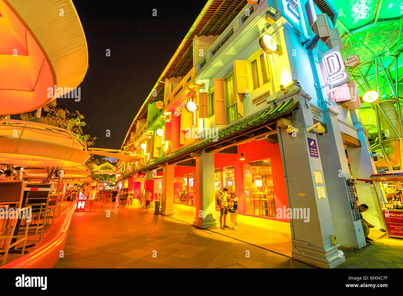 Singapur - 5. Mai 2018: Street View von Clarke Quay mit Lichtern und Clubs im historischen Riverside Quay, berühmt für Clubs und Nachtleben. Nachtaufnahme der bunten Gebäude. Stockfoto